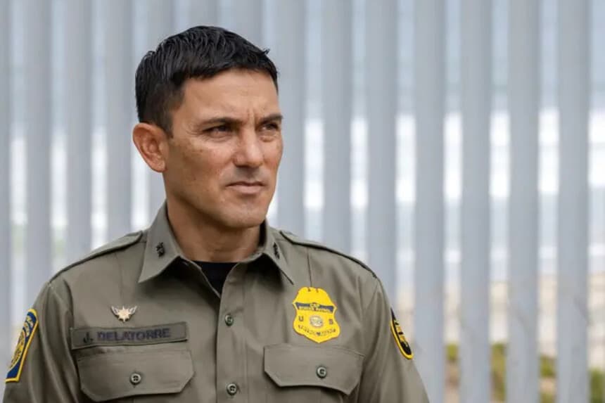 Justin De La Torre, jefe de patrulla del sector de San Diego de la Patrulla Fronteriza de EE. UU., trabaja a lo largo de la frontera cerca del puerto de entrada de San Ysidro, en las afueras de San Diego, el 26 de mayo de 2026. (John Fredricks/The Epoch Times)