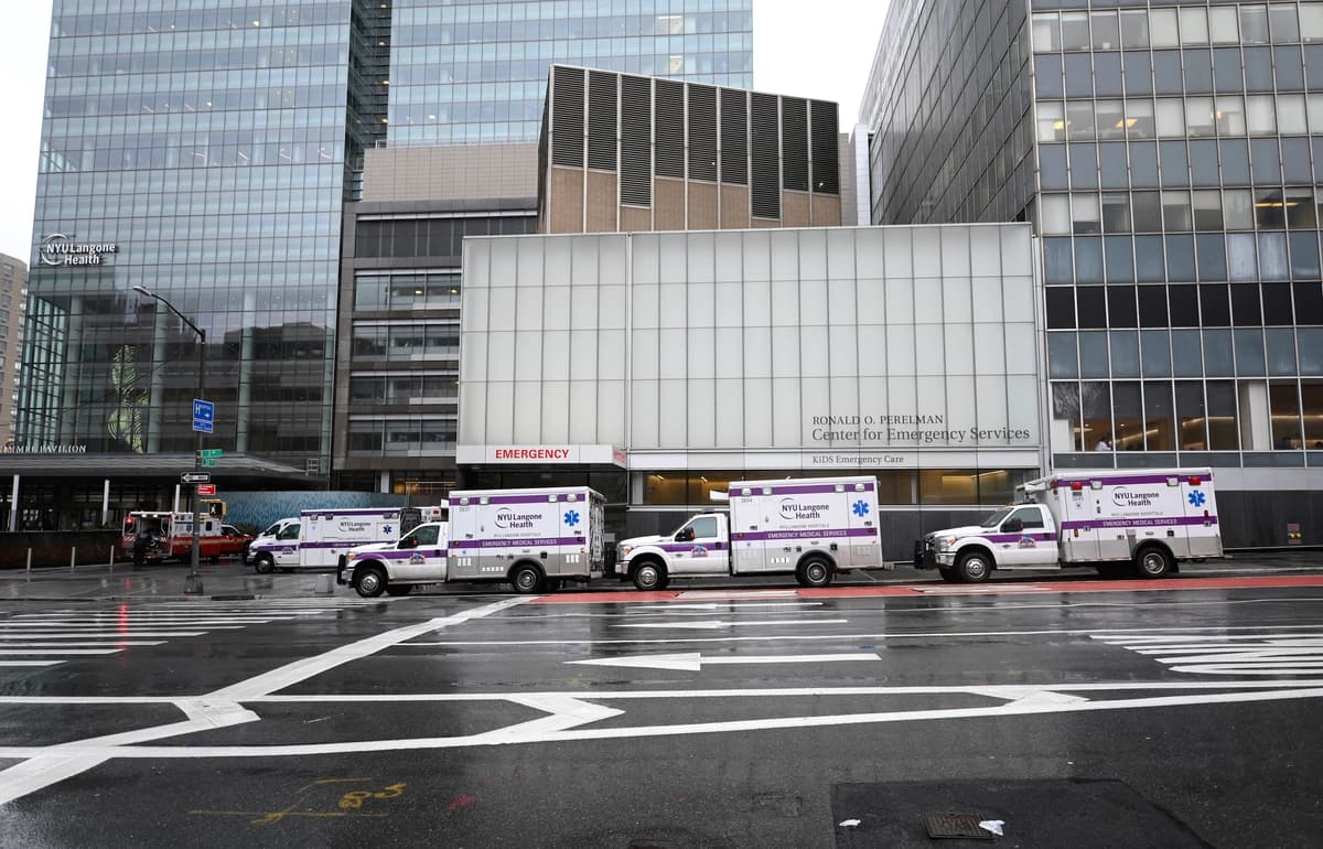 Ambulancias estacionadas frente al hospital NYU Langone Health Center en la ciudad de Nueva York el 23 de marzo de 2020. (Angela Weiss/AFP vía Getty Images).
