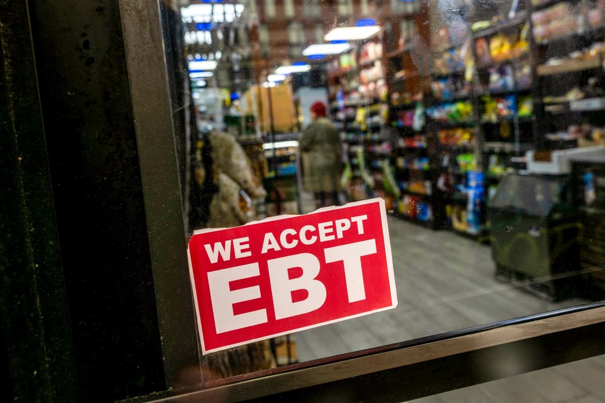 Una tienda exhibe un letrero que anuncia tarjetas de Transferencia Electrónica de Beneficios (EBT) para compras del Programa de Asistencia Nutricional Suplementaria (SNAP) en Nueva York, el 30 de octubre de 2025. (Spencer Platt/Getty Images).
